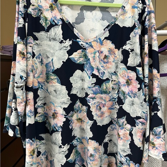 Karen Kane 1x size blouse blue with flowers beautiful pre-owned - Picture 3 of 10
